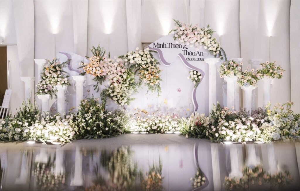 Trang trí Backdrop hoa tươi tiệc cưới
