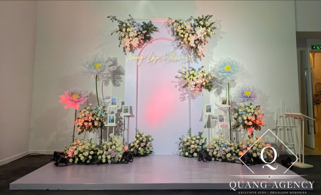 Khi bạn sử dụng hoa lụa bạn sẽ tiết kiệm được rất nhiều chi phí, về độ bền thì hoa lụa sẻ không bị ảnh hưởng gì bởi thời tiết, hoạt trông môi trường xấu và bạn cũng không phải lo khi hoa bị héo hoạt phai màu trong thời gian sự kiện diễn ra. Ngoài ra hoa lụa còn tạo nên không gian hoàn bảo cho sự kiện của bạn, với sự sáng tạo của đội ngũ chuyên gia trong nghành hoa của quang agency sẽ thiết kế hoa lụa phối hợp một cách hài hòa, tạo nên không gian sang trọng và đẳng cấp cho sự kiện của bạn