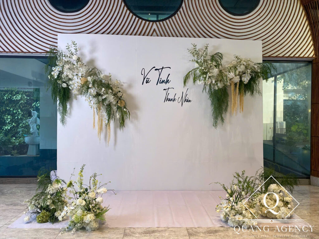 Phong cách trang trí backdrop hoa tươi tự nhiên, gần gũi với không gian sự kiện