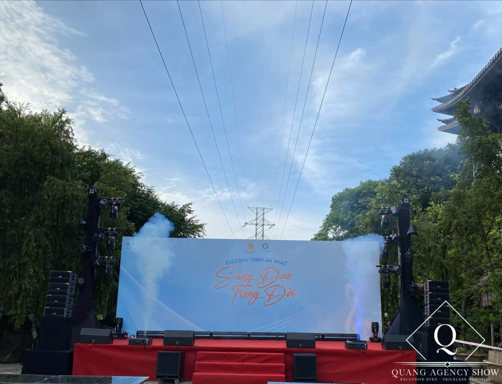 Hệ thống loa sân khấu công suất lớn Quang Agency Show thực hiện ngoài trời