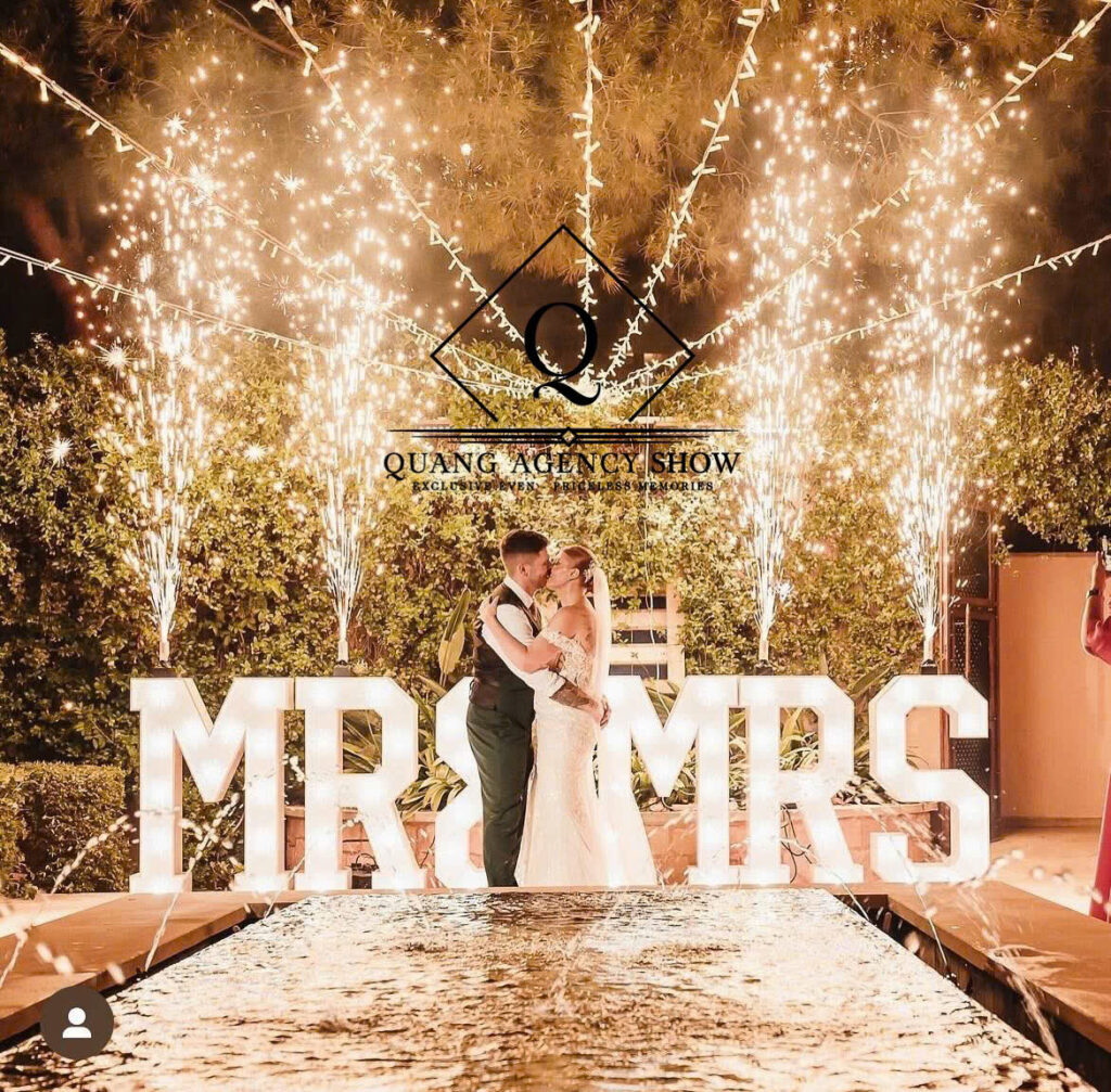 Tiệc cưới sang trọng không thể thiếu pháo điện